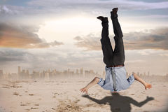 immagine-composita-dell-uomo-d-affari-che-seppellisce-il-suo-capo-42586619